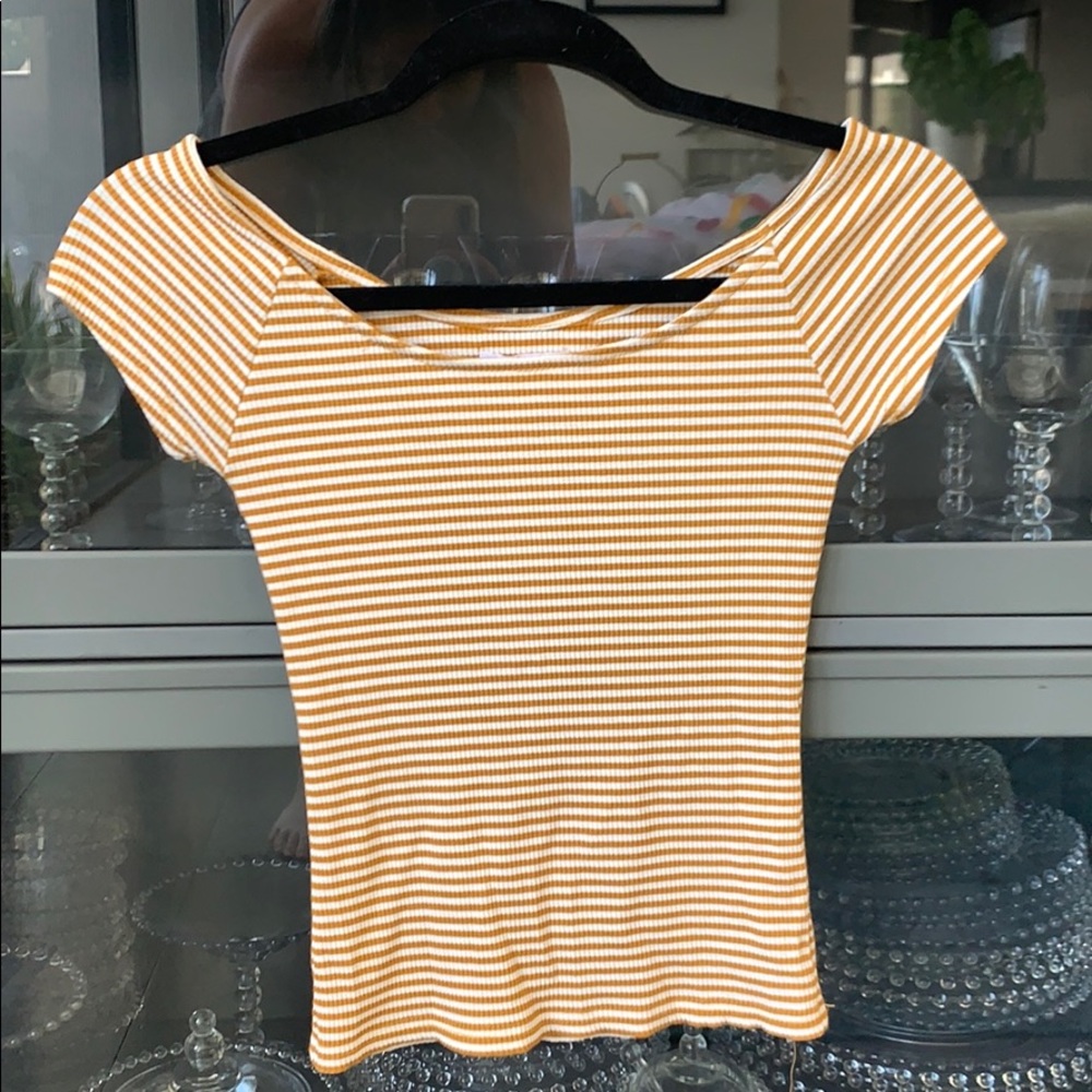 O’Neill Girls fitters top, mustang gold color.